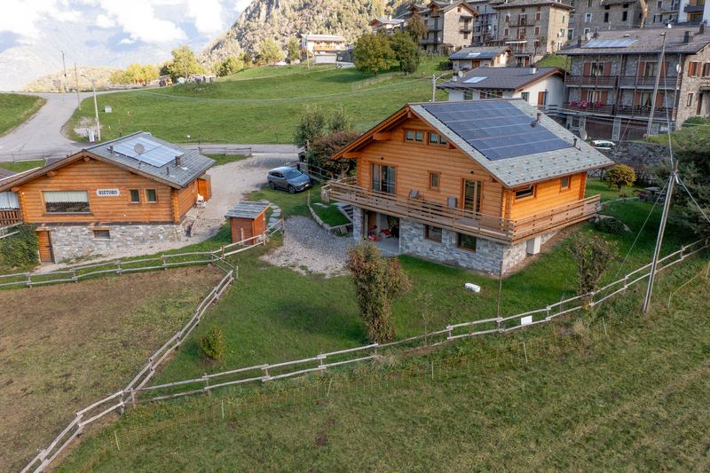 Lo Chalet del Franco visto dall’alto, accanto al ristoro Highlander, con i prati intorno