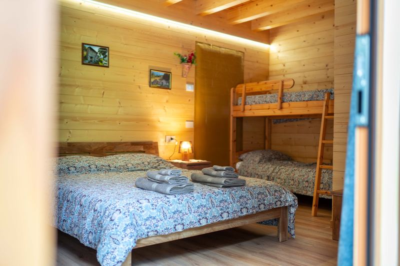 Camera Curt de Gat vista dalla porta: letto matrimoniale e letto a castello