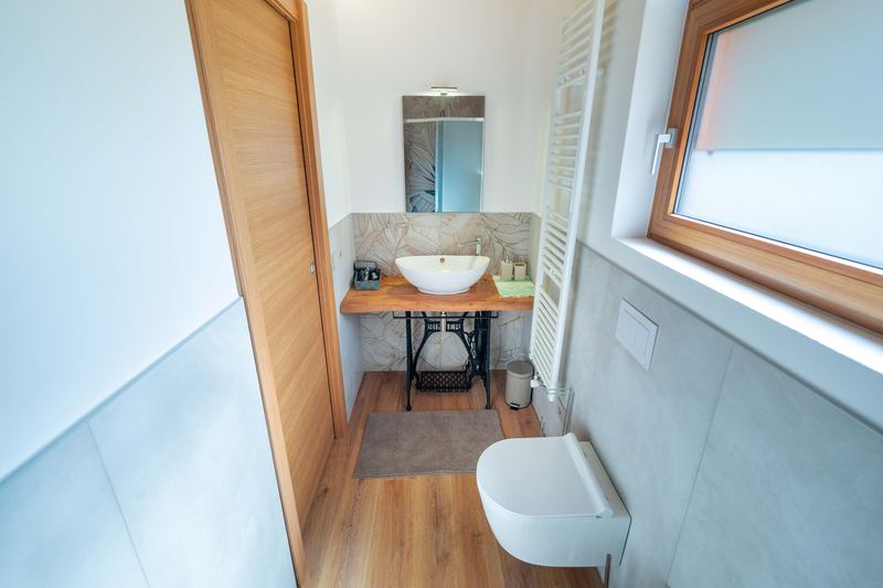 Bagno di Curt de Gat visto dalla porta: lavabo, wc e bidet