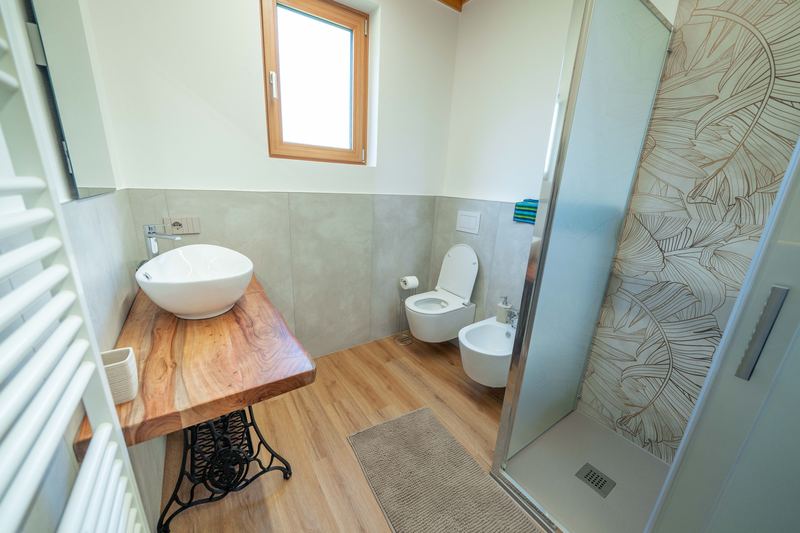 Bagno di Tirlo: lavabo, wc, bidet e doccia, con la finestra