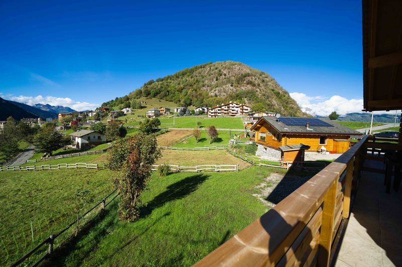 La vista dal terrazzo dello chalet: il paese e le montagne della Val Tartano