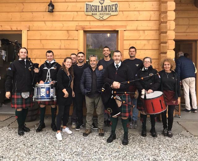 Il gruppo Highlander davanti al ristoro, con i suonatori di cornamusa in kilt