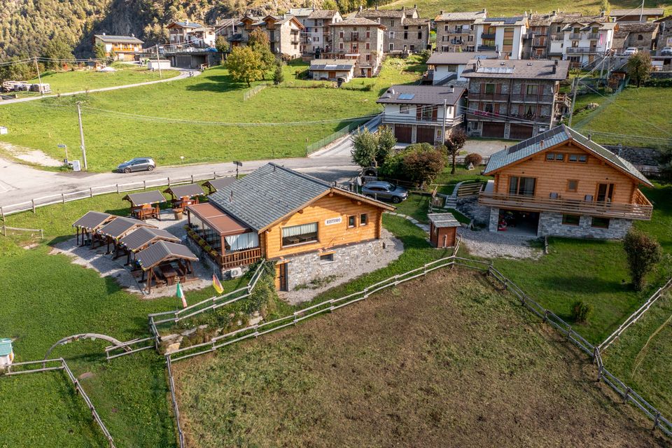 Vista dall’alto: il ristoro Highlander e, accanto, Lo Chalet del Franco, lungo la strada della Val Tartano