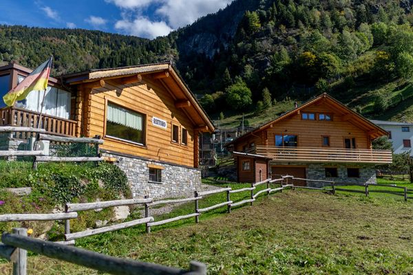 Il ristoro in primo piano e, dietro, Lo Chalet del Franco