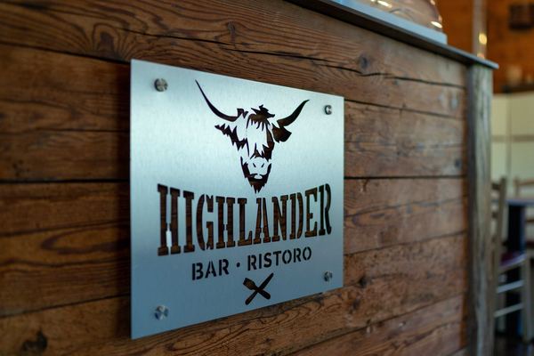 La targa Highlander sul bancone del bar